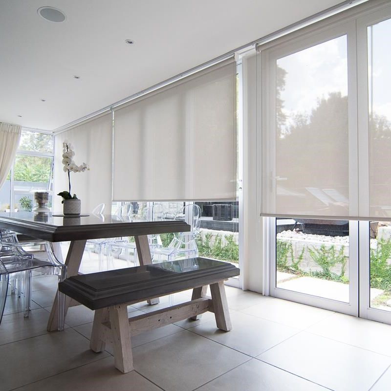 Cortina roller screen en un comedor con luz natural filtrada en San Fernando